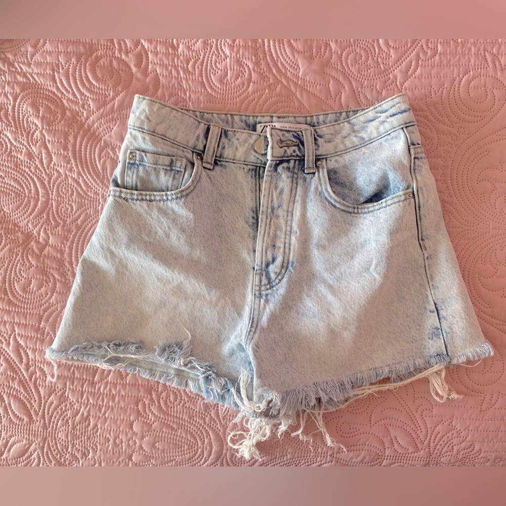 So Hot! 🔥 Cutie Light Wash High Waisted Denim mini Zara Daisy Duke Shorts Jeans